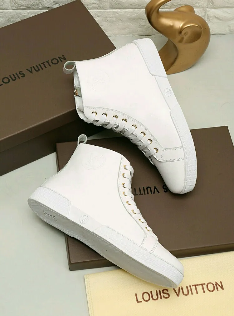 Factory price: 440💰 LV’s new men’s boots are on the market, the Korean version has a zipper design on the inside! The latest color combination in the L classic series! Original 1:1 exclusive molded custom model👍👍👍Simple and generous, super versatile, comfortable and highly fitting, exclusive🚇️Upper: imported top-quality fine cowhide fabric, lining: custom soft sheepskin, high-density rubber outsole🏆🏆🏆Welcome all sellers to sell in the picture above, one piece can be shipped on behalf of the customer, code number 38-44 (45 code can be customized)